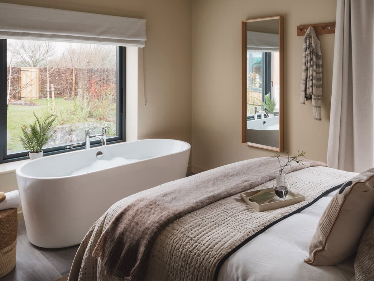 Standing bath in the bedroom at Horslip barn