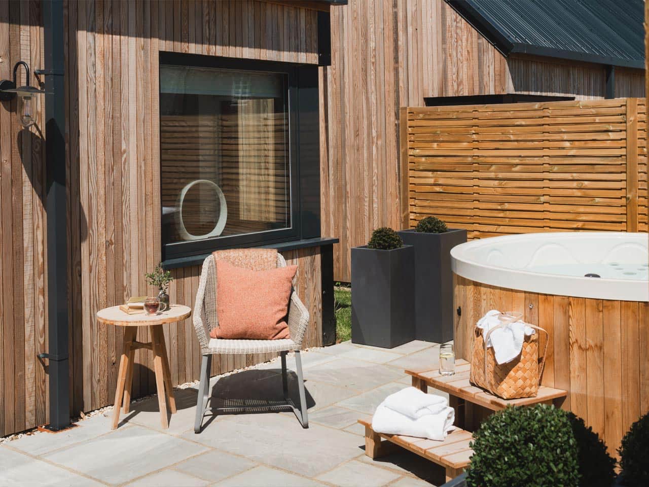 Hot tub at Kennet barn