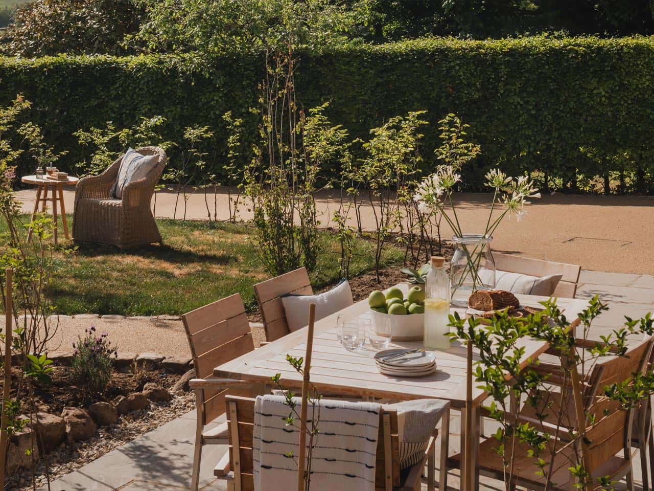 Al fresco dining at Ridgeway barn