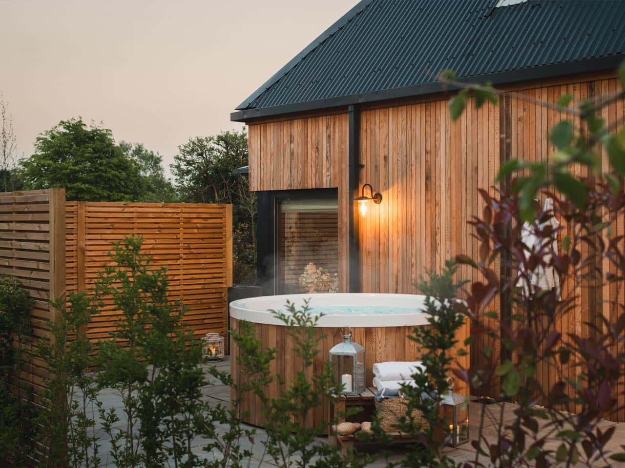 Hot tub at Windmill Hill barn